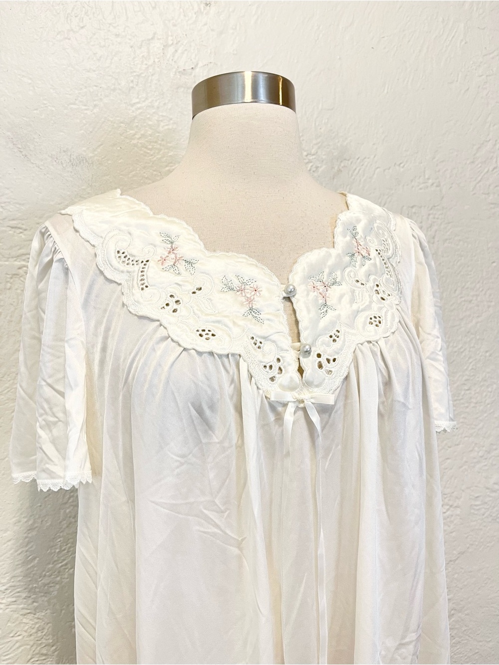 Vintage Sleep Dress Ivory White Satin Embroidered Floral Cottagecore Farmhouse M